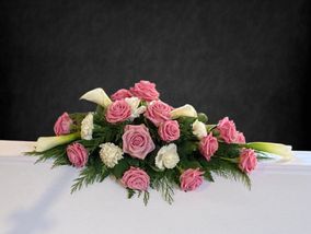 Kukkalaite valkoisilla ja vaaleanpunaisilla kukilla