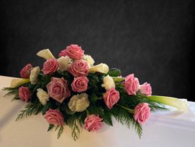 Kukkalaite vaaleanpunaisilla ja valkoisilla kukilla