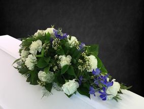 Kukkalaite sinisillä ja valkoisilla kukilla
