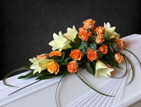 Kukkalaite oransseilla ja valkoisilla kukilla