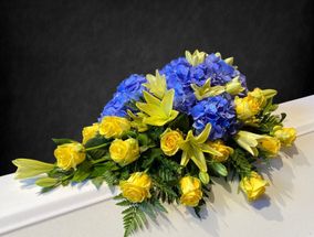 Kukkalaite sinisillä ja keltaisilla kukilla