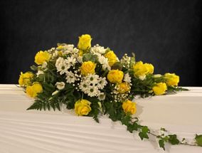 Kukkalaite keltaisilla ja valkoisilla kukilla
